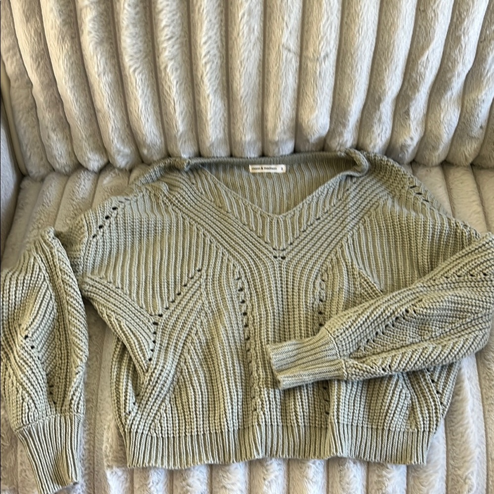 moon & madison V-Neck Sweater in Sage